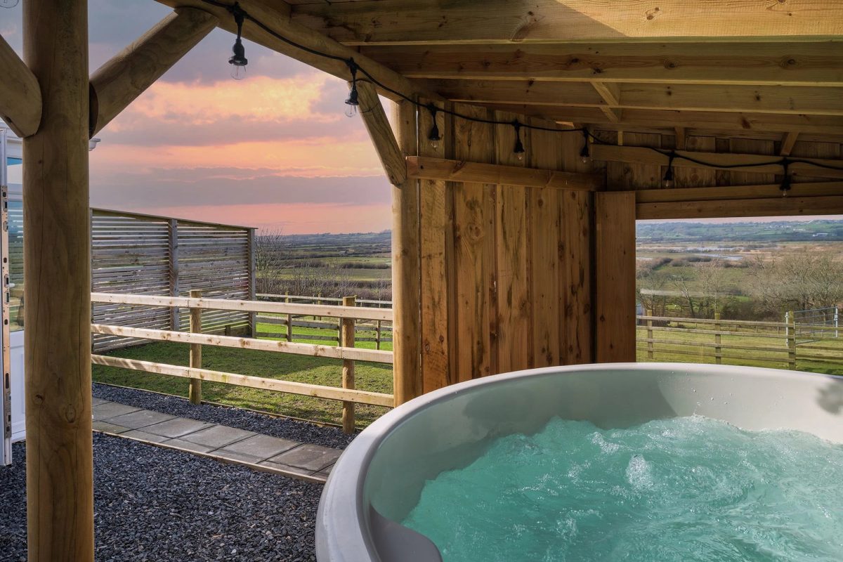 willow cottage hot tub